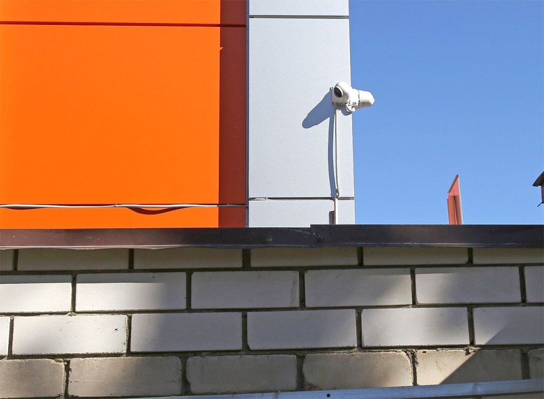    Камеры магазина фиксируют все, что происходит во дворе частного дома. Фото: Игорь ФИЛОНОВ