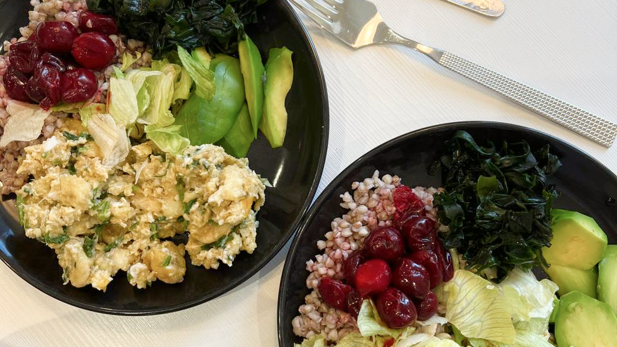 много овощей с яйцами на завтрак