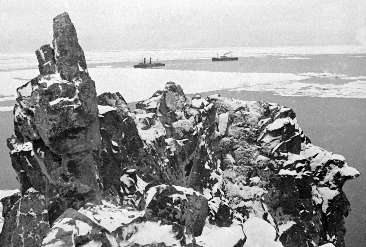    13 июля 1934 года «Фёдор Литке» вышел из Владивостока. Он прошёл через Берингов пролив и в районе мыса Отто Шмидта наткнулся на льды, из-за чего судно задержалось в пути на десять суток. На фото ледокол «Красин» и пароход «Свердловск» на рейде у мыса Шмидта, 1936 / РИА Новости / Дмитрий Дебабов