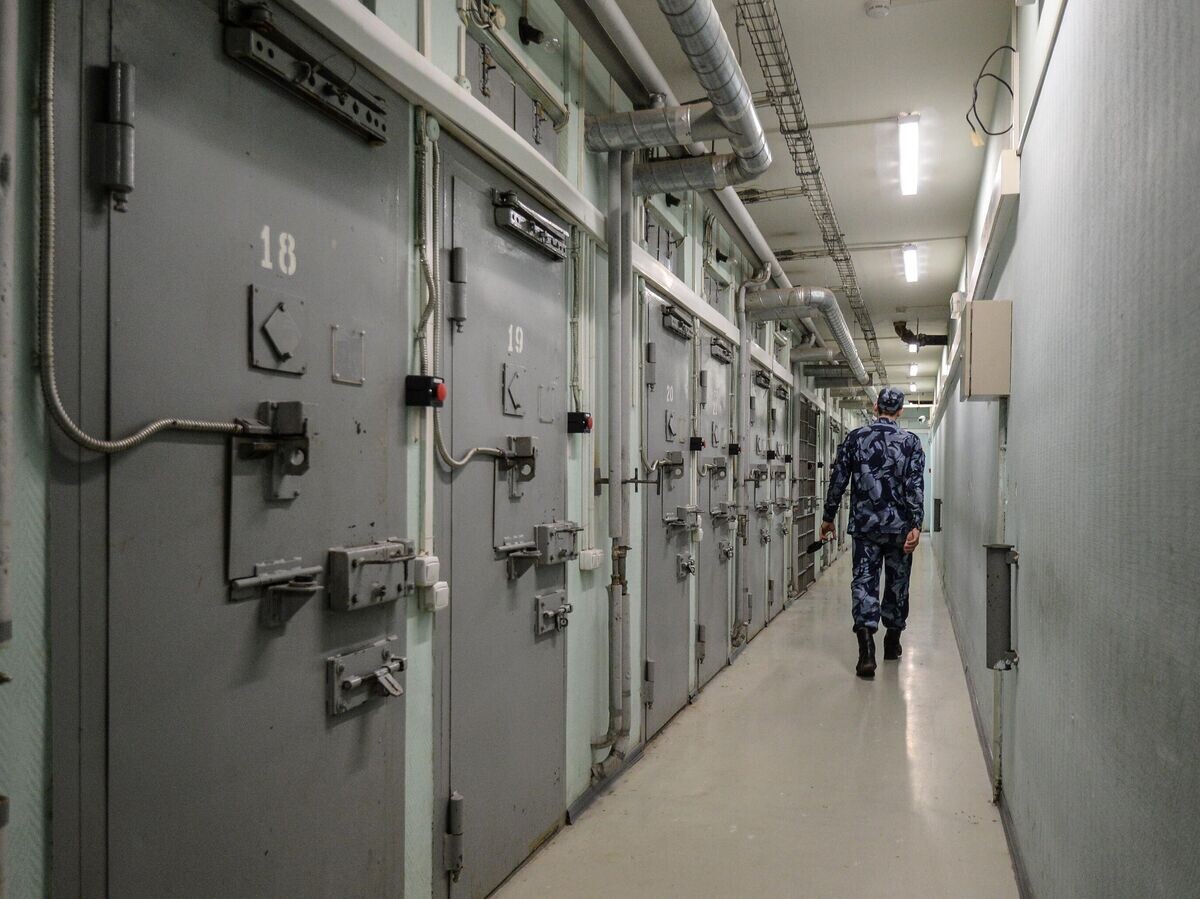    Сотрудник СИЗО у камер карцера© РИА Новости / Алексей Филиппов