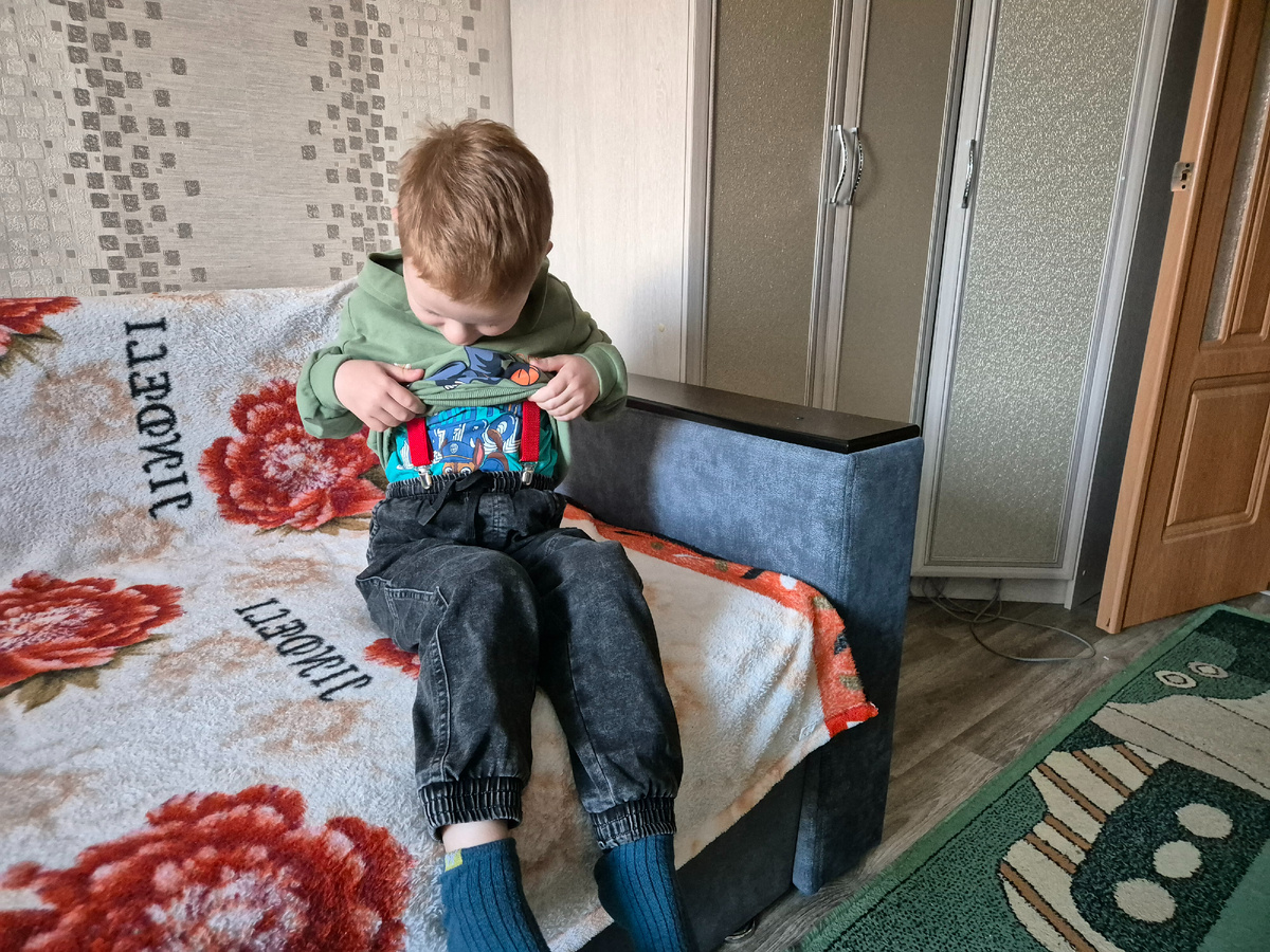 показывает свои новые подтяжки 