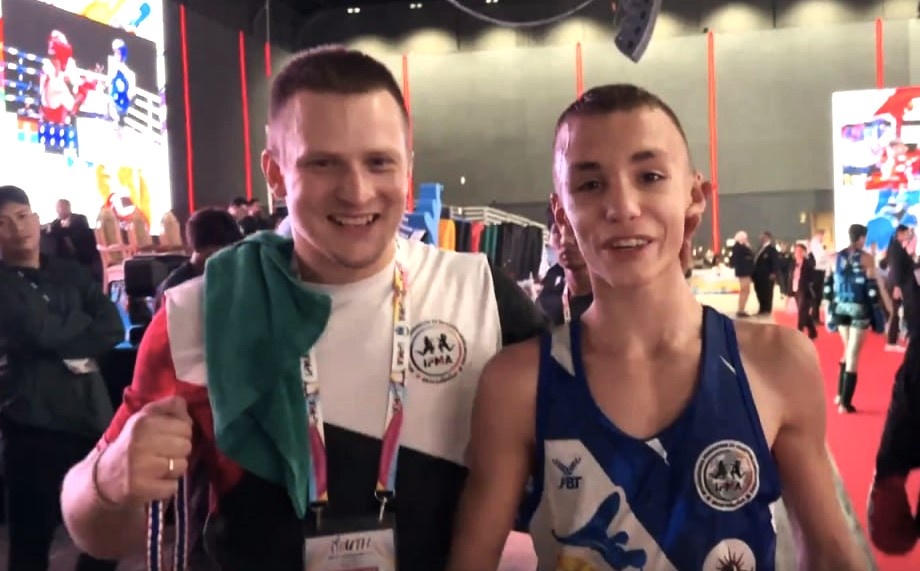 Александр Касич (справа) после поединка. Фото из группы Федерации муайтай России в соцсетях.