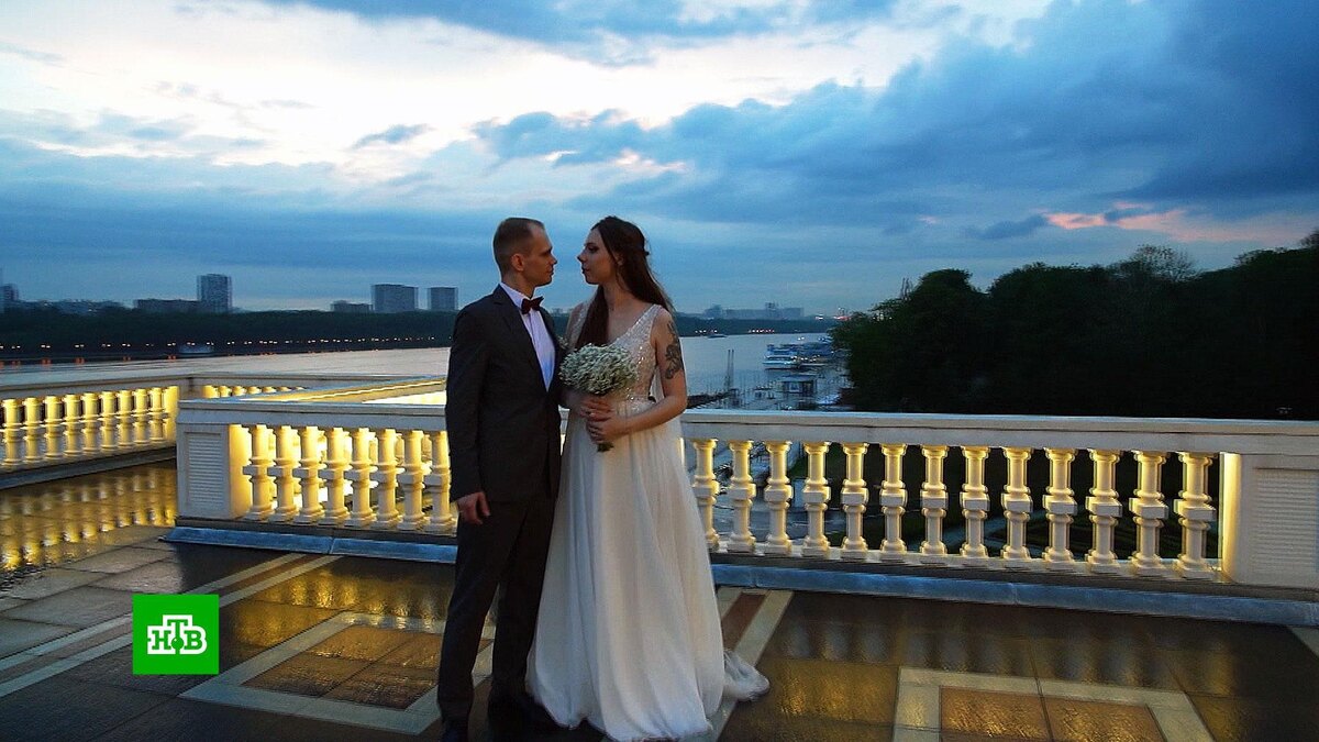    Почти 120 пар поженились летом на транспортных объектах Москвы