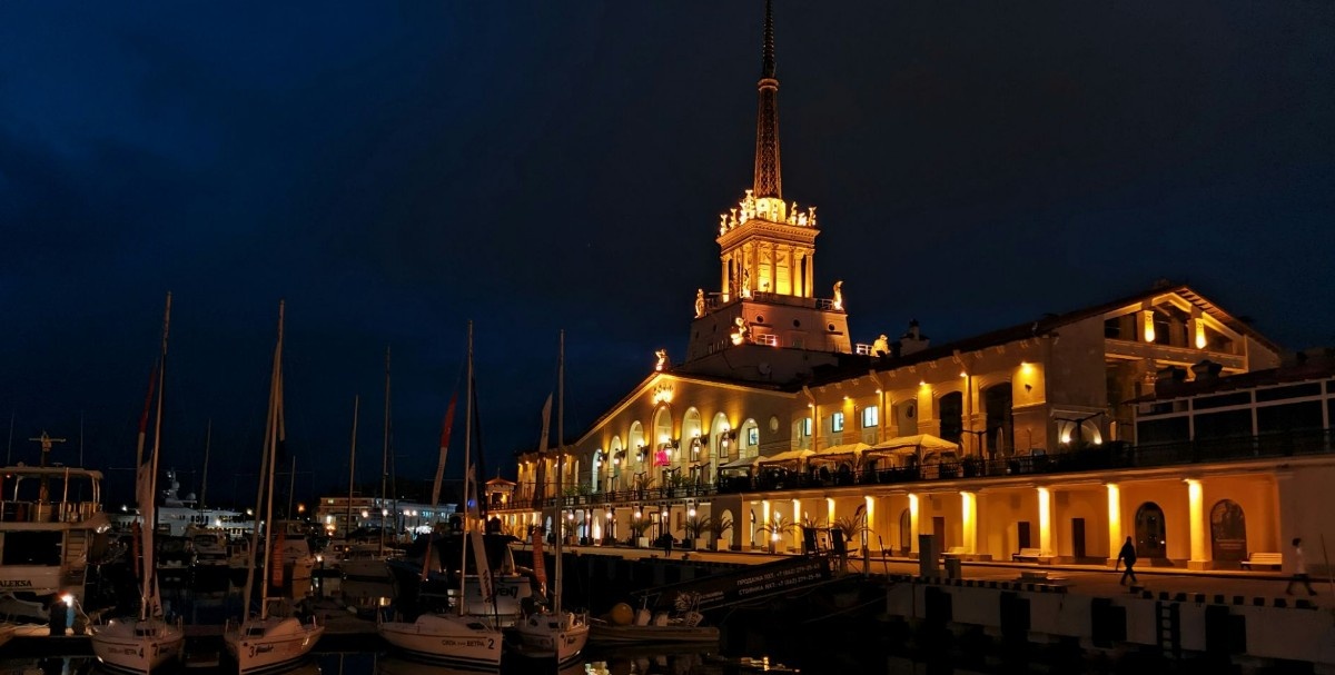 Морской вокзал в Сочи.