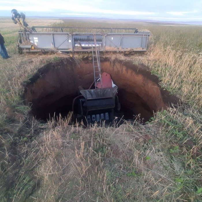 Очевидцы из Нукутского района Прибайкалья обнаружили комбайн, упавший в карстовую воронку. Вместе с этим появилась информации о гибели водителя машины. Это подтвердили в прокуратуре Иркутской области.
