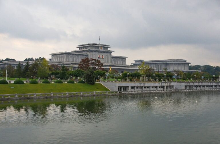    Фото: wikipedia.org/Uwe Brodrecht. 0990 - Nordkorea 2015 - Pjöngjang - Mausoleum Анфиса Слепцова