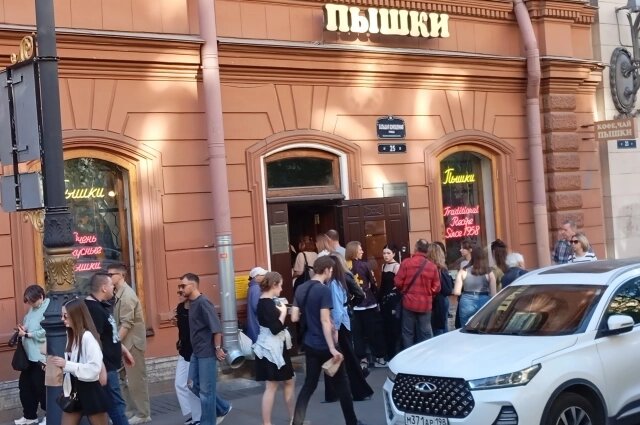   У дверей пышечной всегда стоит очередь. Фото:  АиФ/ Татьяна Швецова