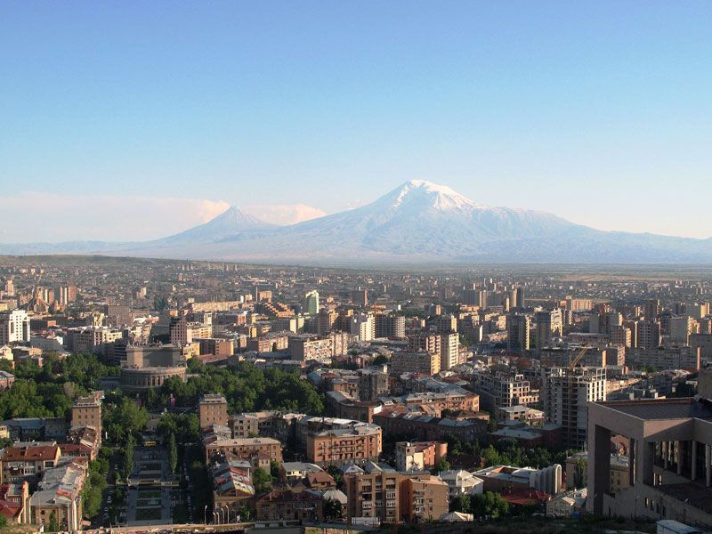 Ереван. Фото с сайта https://araratour.com/yerevan. Взято с Яндекс.Картинки
