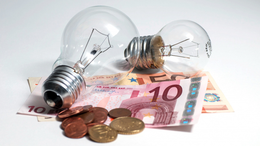 После того, как в 2022 году Финляндия прекратила импорт электроэнергии из России, стране не хватает мощностей генерации. Из-за этого скачки цен наблюдаются в стране на регулярной основе. Так, 5 января стоимость одного мегаватта электроэнергии достигла 890 евро.