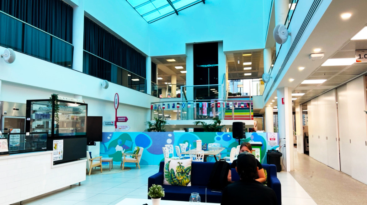 Столовая в Университете, еду не продают, но можно купить чай или кофе, есть холодильник и раковина с краном с водой, можно принести еду с собой