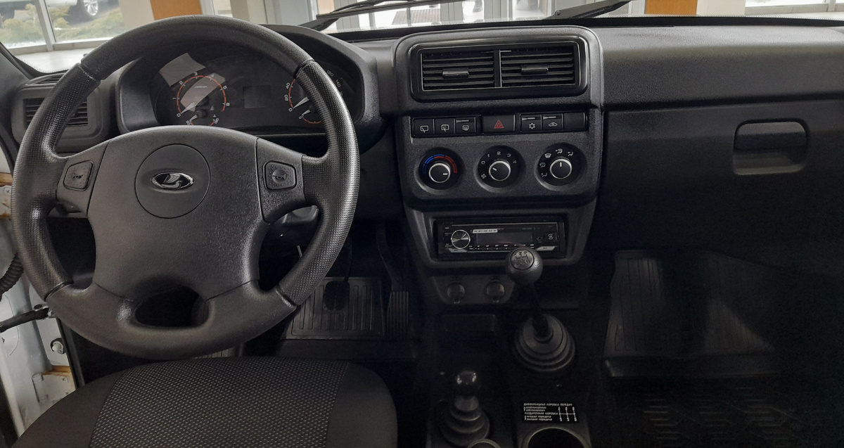 Пример салона модели Bronto в комплектации c экспедиционным светом