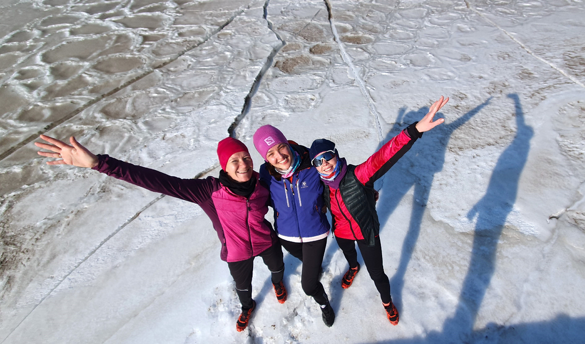 На мне (слева) беголыжная куртка с синтепоном в передней части и просто эластичными рукавами. На Ксюше (справа) тонкая жилетка. Февральская пробежка по морю.