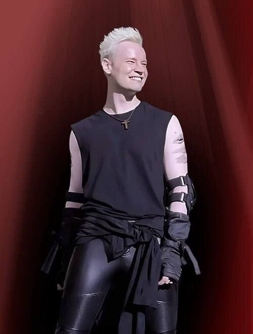 SHAMAN в образе рокера