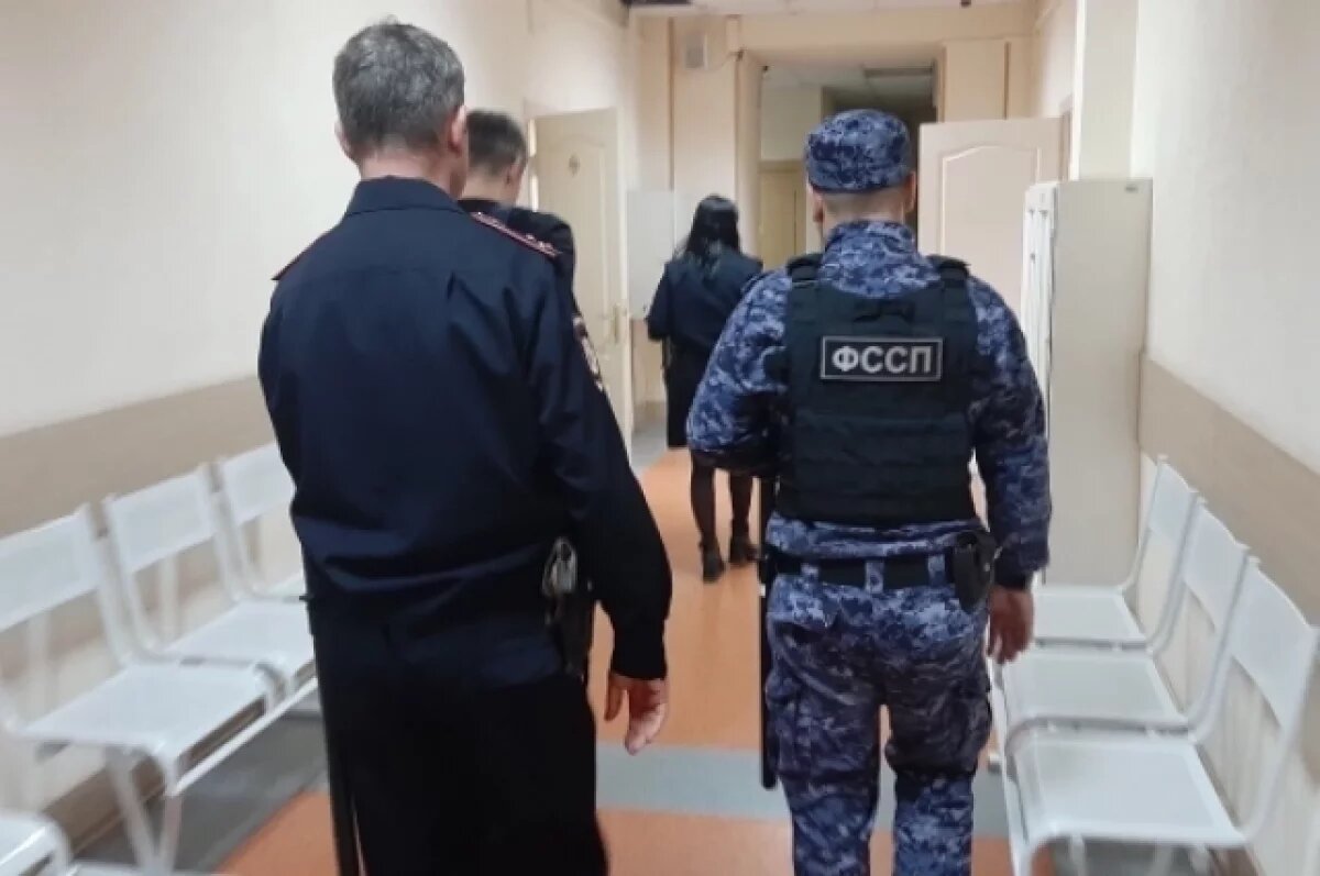    При поцелуе женщина пыталась передать подсудимому свёрток в Новосибирске