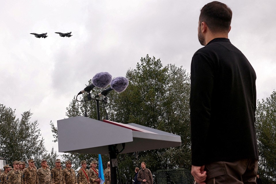    Зеленский, похоже, избрал другую тактику. Вместо победных реляций об «успехах» на курском направлении - возгласы «ай-яй-яй, нам плохо на Донбассе, срочно помогите деньгами и оружием!» REUTERS