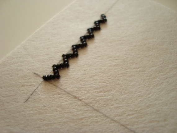 Зигзагообразная черная цепочка. Фото из интернета.