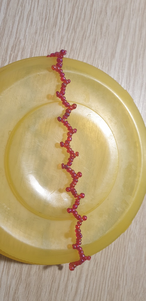 Зигзагообразная цепочка из бисера