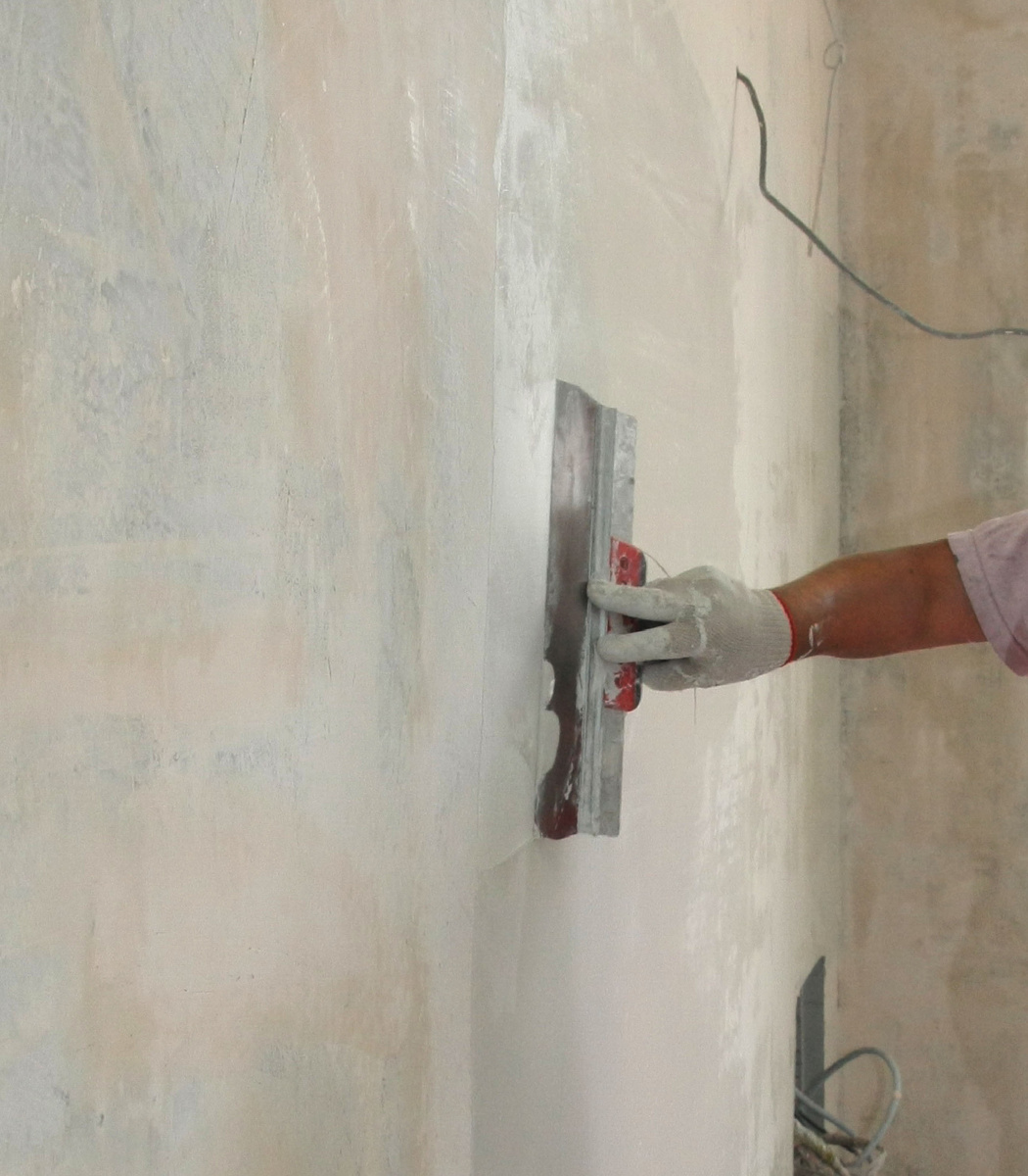 Разглаживание шпаклевки широкой кельмой