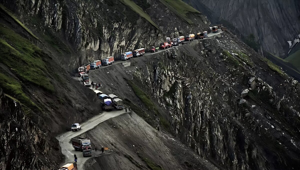 Цена ошибки — жизнь: самые страшные дороги России и мира. Источник: Dangerous road