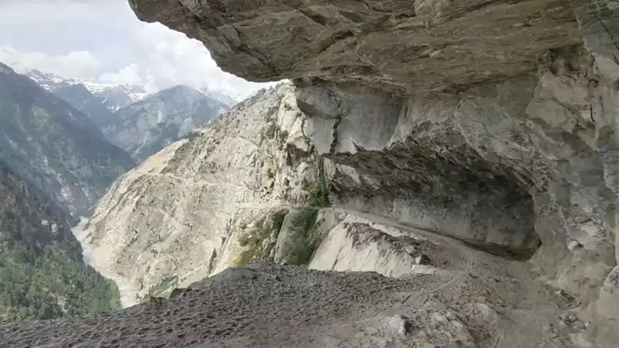 На краю пропасти: индийская дорога. Фото: stranger universe