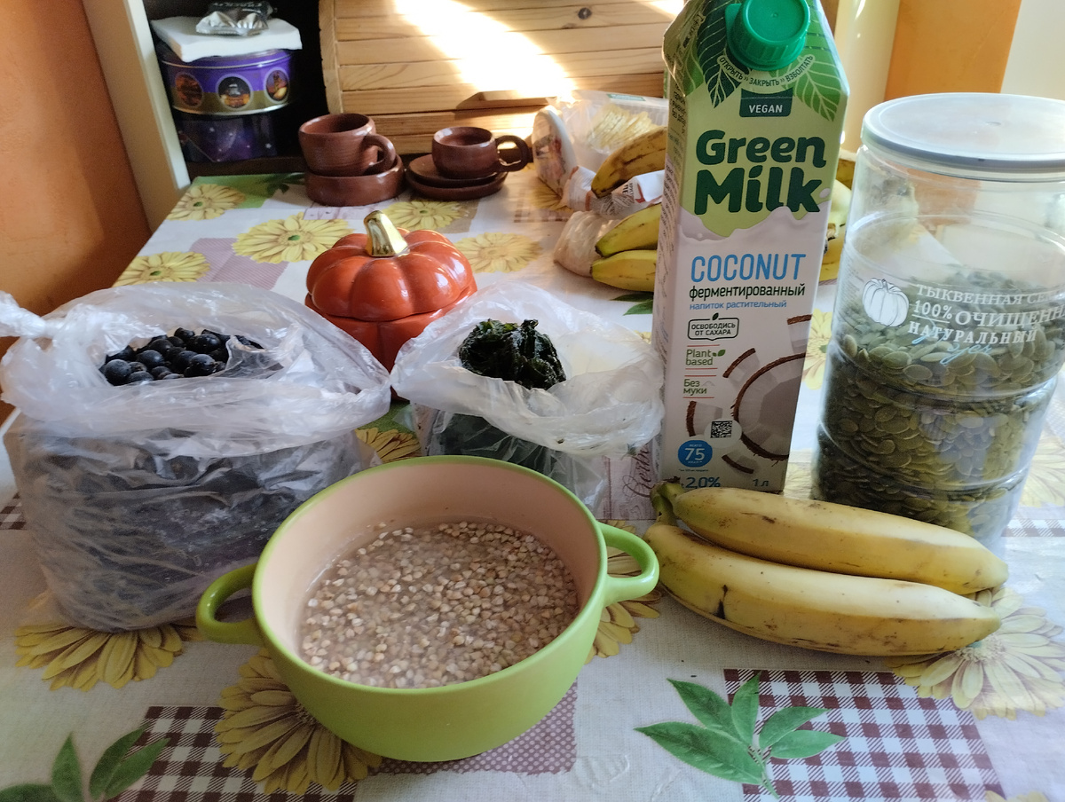 Зеленая гречка, растительное молоко, бананы, ягоды (черная смородина), мята, тыквенные семечки