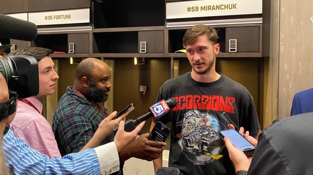    Алексей Миранчук общается с журналистами после матча с «Интер Майами».Игорь Рабинер