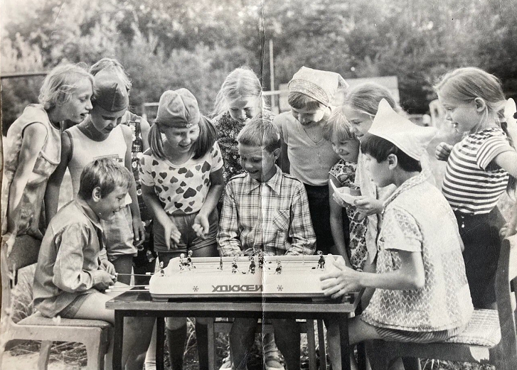 п/л "Ока", Московская обл., Ступинский р-н. 1978 год. Фото из личного архива автора. 
Где я? Вторая слева в пилотке, белой майке и шортах.