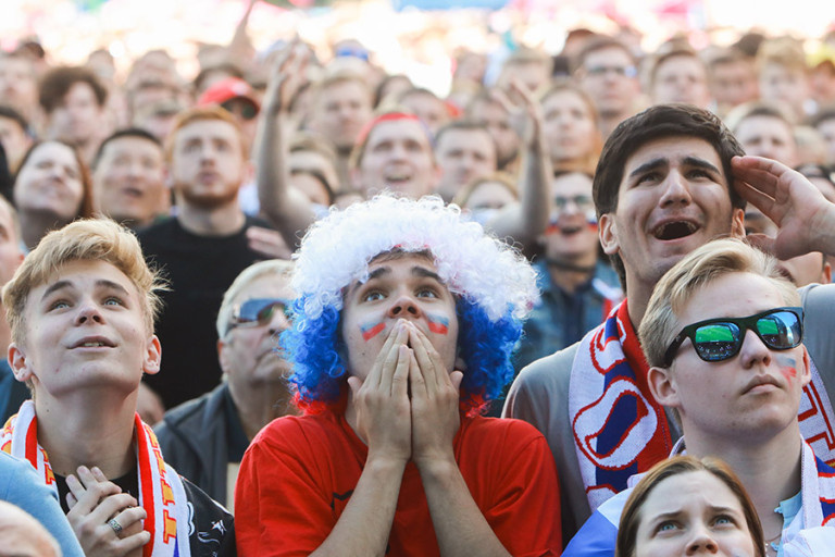 Болельщики сборной России в фан-зоне во время трансляции матча в Санкт-Петербурге (Фото: Сергей Коньков / ТАСС)
