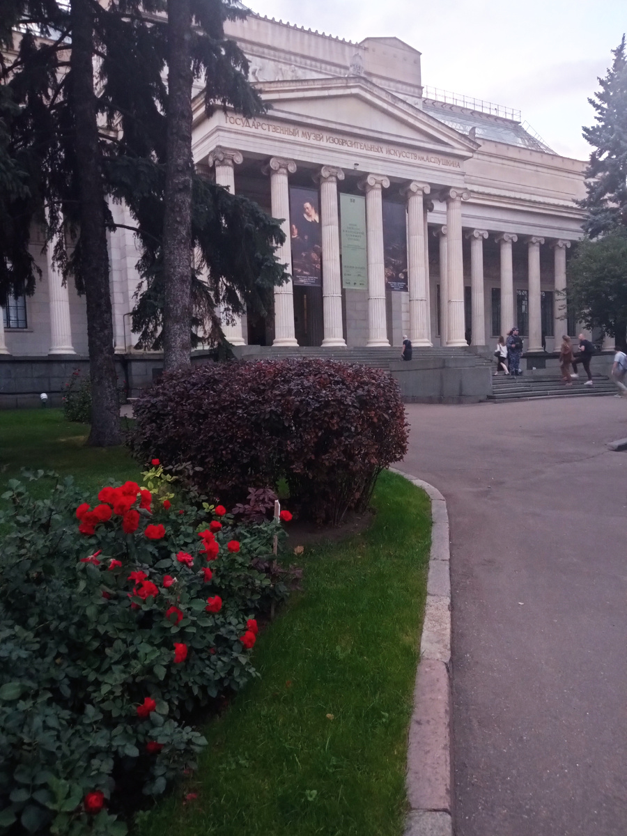 Очаровательные розы встречают всех на входе