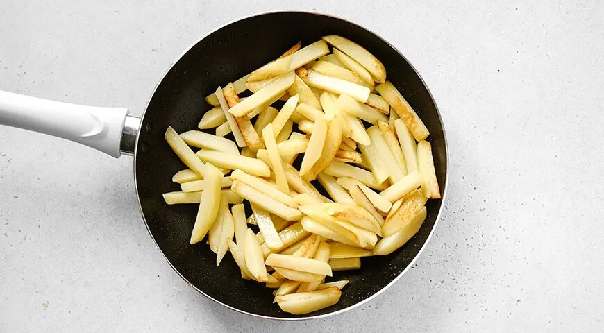   Жареная картошка с белыми грибами на сковороде (gastronom.ru)