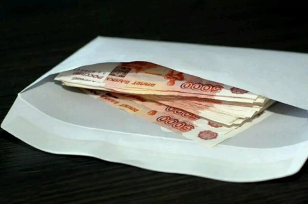    Иностранку подозревают в попытке дать взятку смоленскому таможеннику