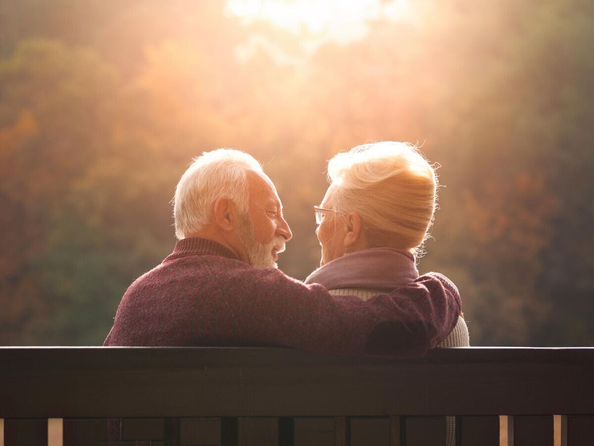    Пожилая пара в парке © iStock.com / CherriesJD