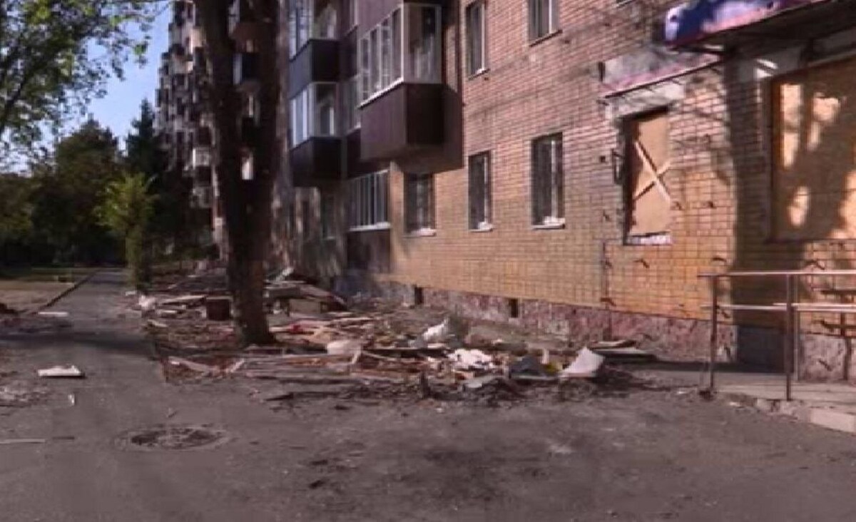    В Курске продолжают восстанавливать дом на Союзной, пострадавший от атаки ВСУ