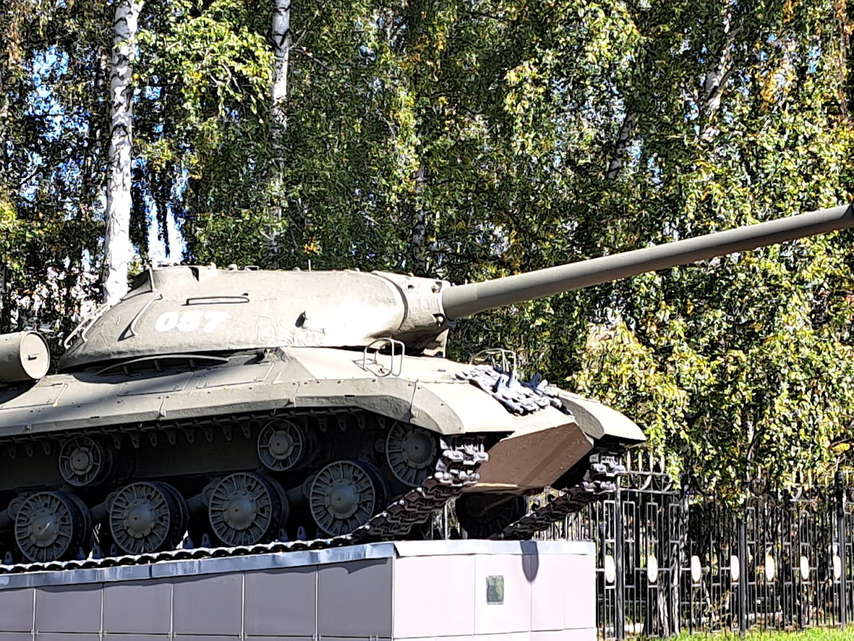 Танк ИС-3 возле входа в НВВКУ. Фото автора.
