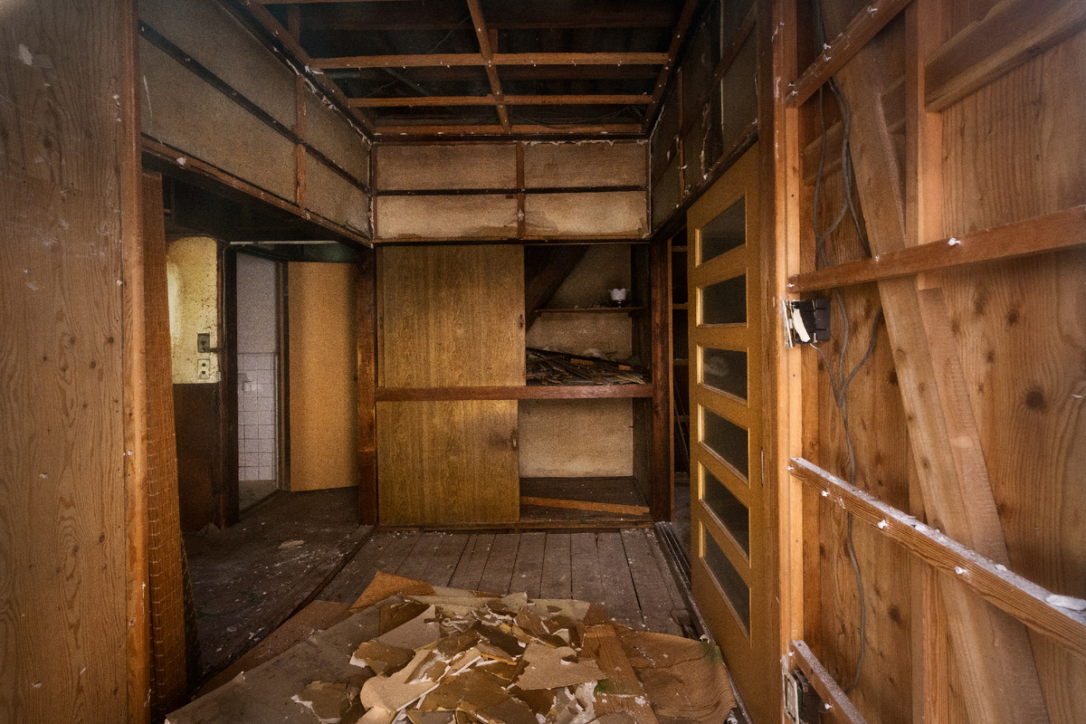 Главные причины распространения плесени — сырость и плохая вентиляция. Фото: Freepik