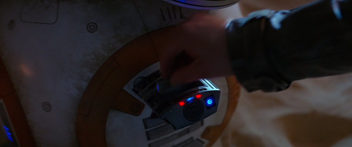 Макгафин, спрятанный в дройда в начале фильма (хоть и с абсолютно другой целью)...