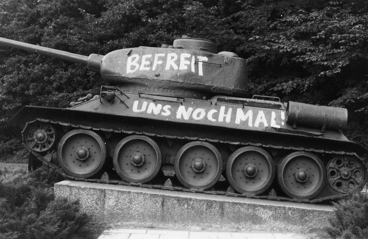 Надпись на танке:"Освободите нас ещё раз!" Правильнее на немецком: "Befreit uns noch einmal" и заглавная буква в конце слова... вызывает удивление