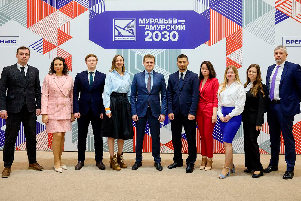 Фото из личного архива Марии Карповой. Она — четвертая слева. Курсанты программы «Муравьев-Амурский 2030» с министром Дальнего Востока и Арктики Алексеем Чекунковым (в центре)