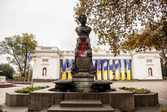    Памятник Александру Пушкину, облитый красной краской на Думской площади в Одессе