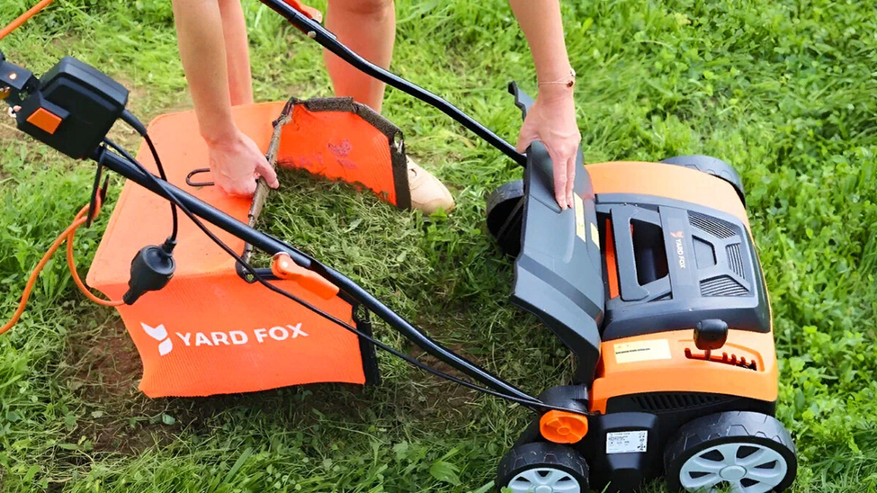 YARD FOX 36VE имеет вместительный травосборник, после процедуры не нужно дополнительно собирать растительный мусор. 