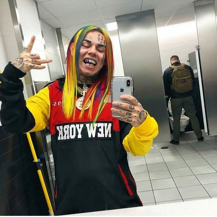     Скандально известный рэпер Tekashi69 планирует выступить в Москве