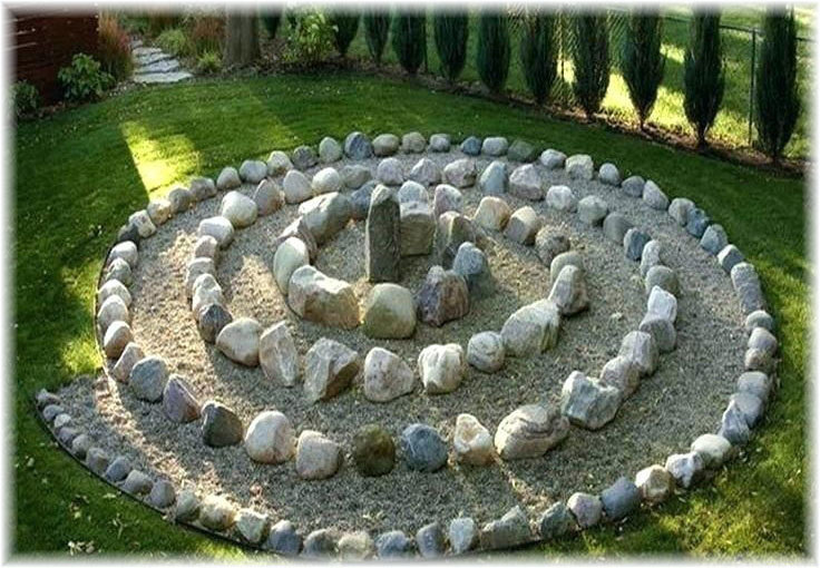 Сад камней в виде лабиринта с большим камнем в центре