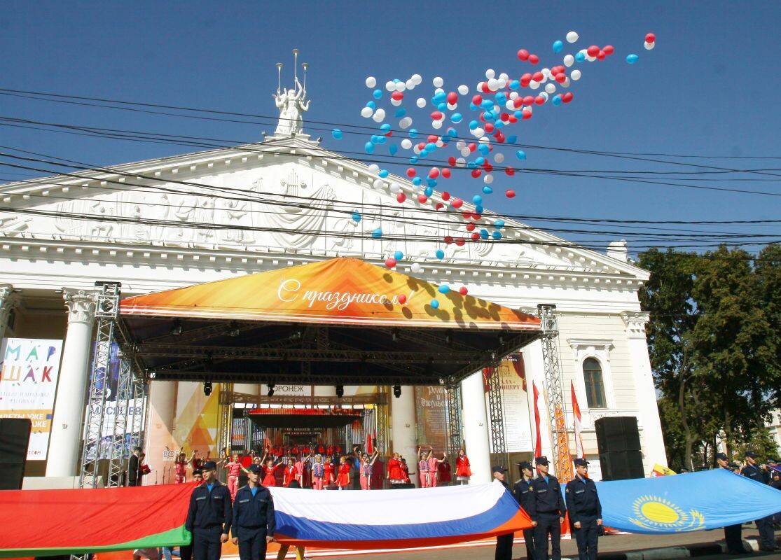 С днем города. Городской праздник. Проспект революции воронеж 2015. Городской праздник. Город воронеж 2022.