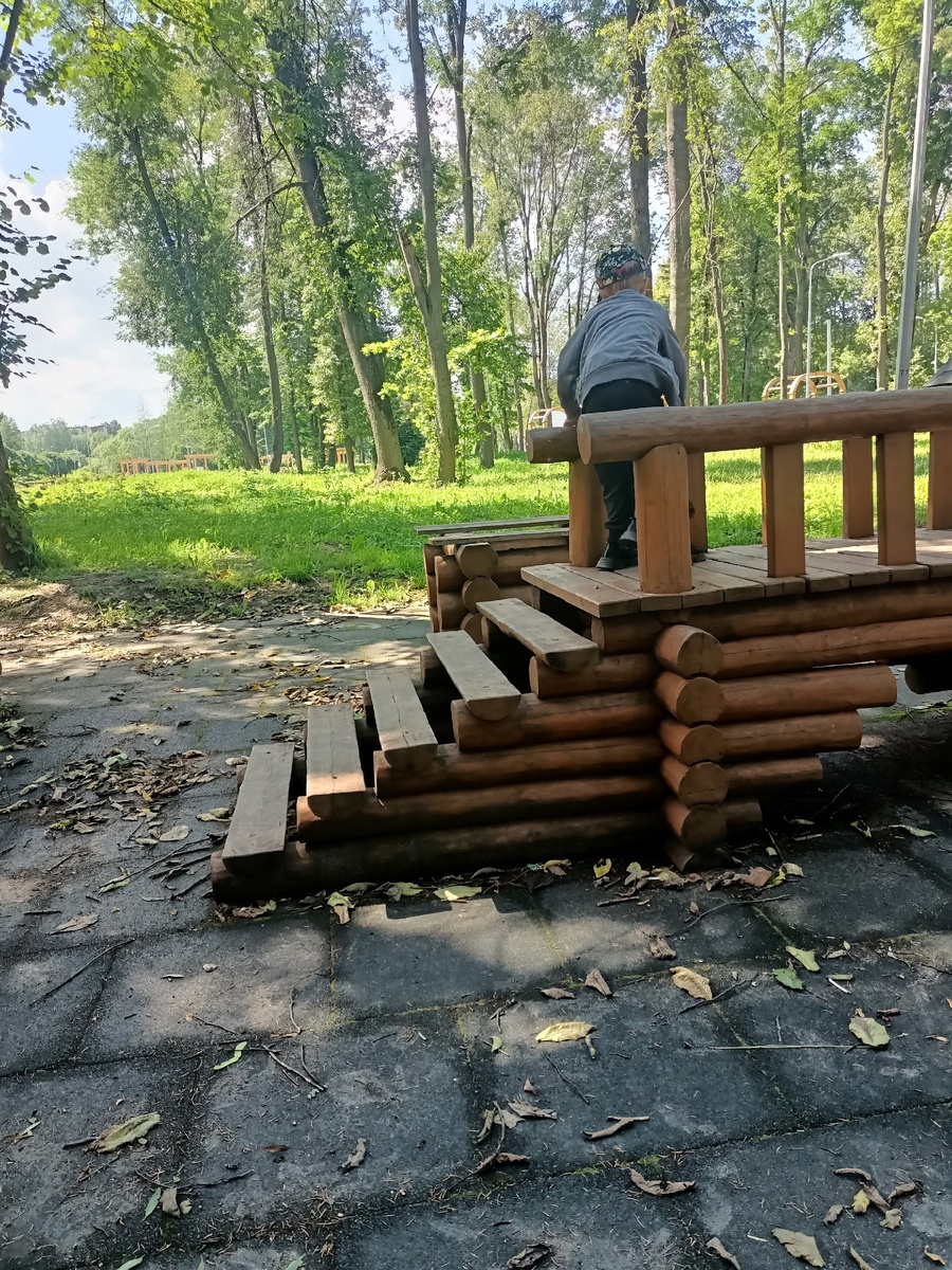 На прогулке с сыном.