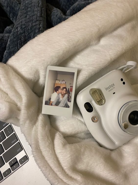 Фотоаппараты мгновенной печати могут быть очень компактны и помещаться даже в небольшую сумочку. Источник: https://ru.pinterest.com/pin/914862418276148/