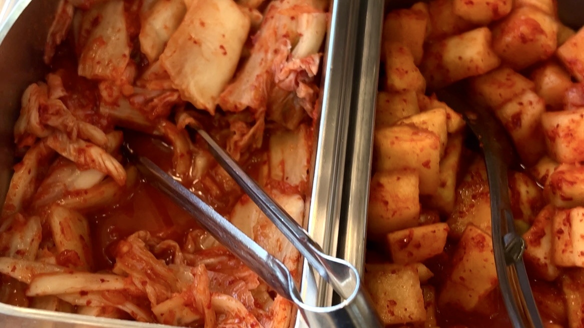 Кимчи из пекинской капусты и кимчи из редьки, таким образом подают кимчи в корейских ресторанах  самообслуживания