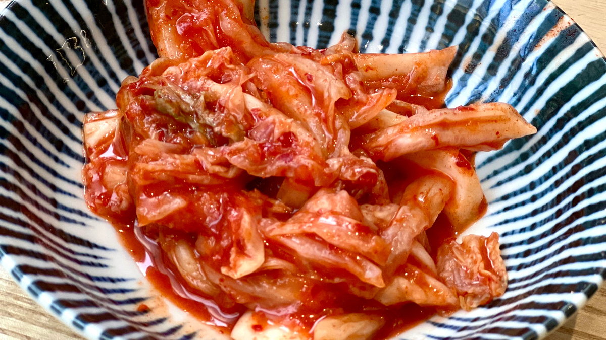 Подача кимчи в ресторане Кореи 