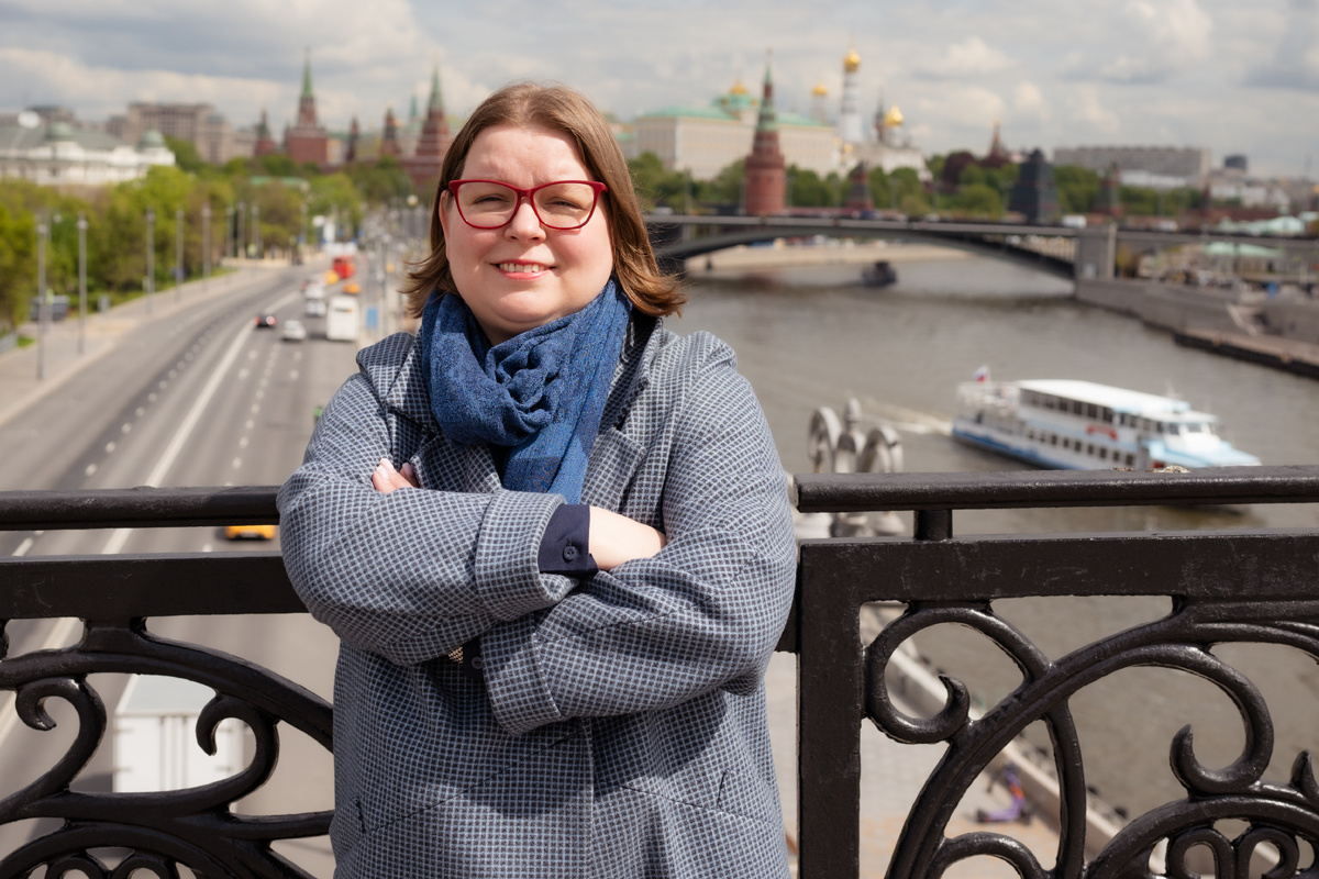 Всем привет! Меня зовут Елена Сокол и я логопед-практик я помогаю обычным мамам из нашей с вами жизни заниматься со своими детьми самостоятельно. Я адепт и практик семейного образования