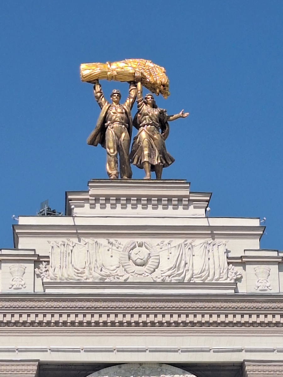 Скульптура "Тракторист и колхозница". Фото автора.