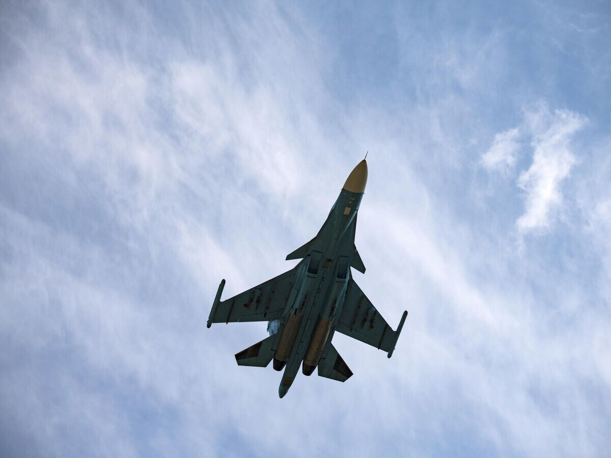    Истребитель-бомбардировщик Су-34 ВКС РФ над аэродромом в зоне проведения спецоперации© РИА Новости / Валентин Капустин